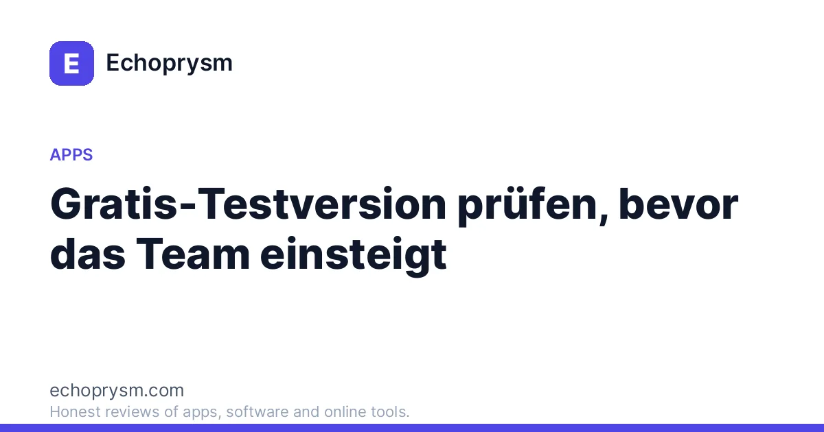 Notizbuch mit einer Checkliste neben Laptop, auf dem ein Anmeldebildschirm einer Testversion zu sehen ist